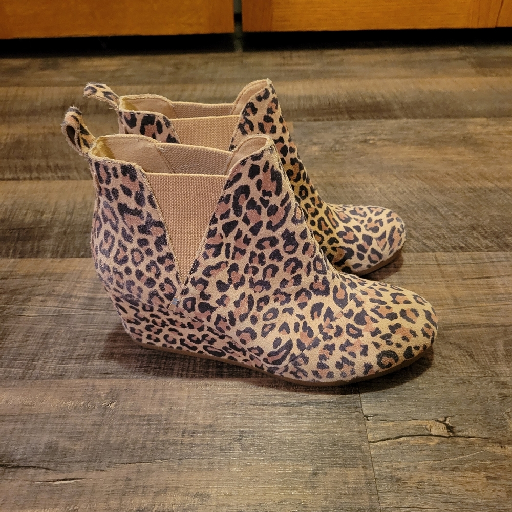 Tom's animal print booties Size 10